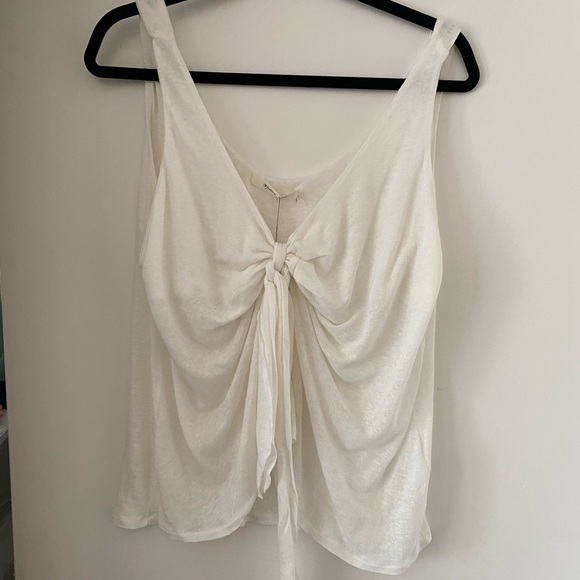 White Tank. - Picture 1 of 2